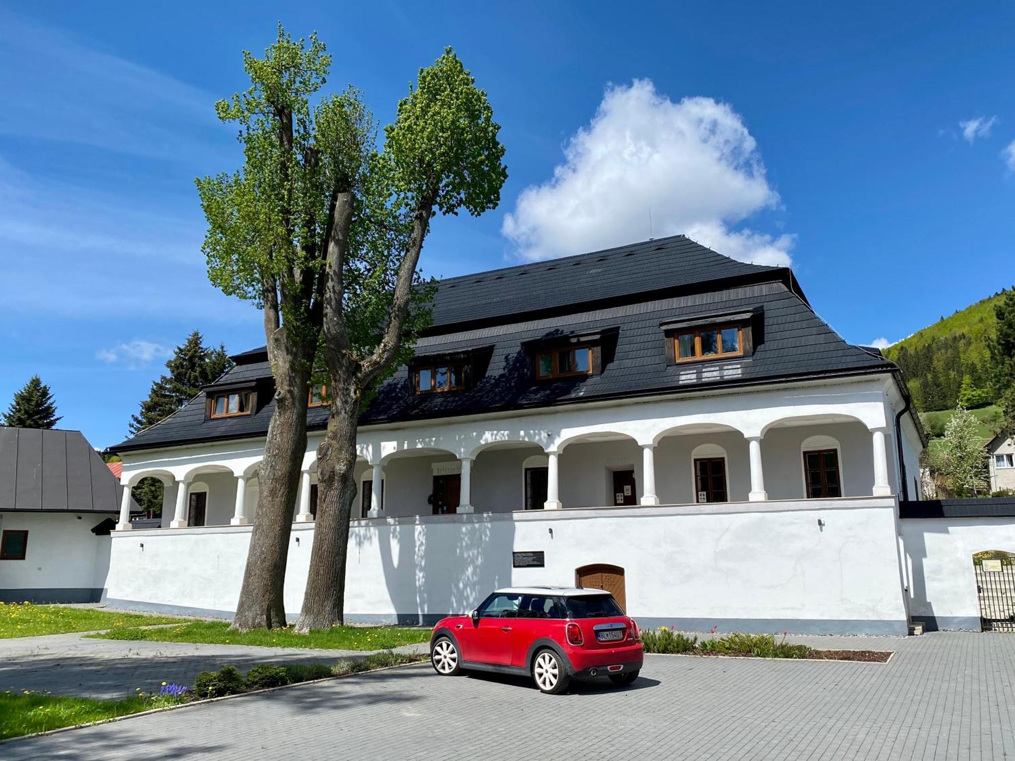Kastiel Cicmany Hotel Buitenkant foto